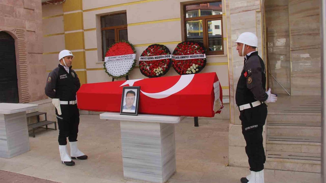 Sivas'ta Kansere Yenik Düşen Polis Memuru Defnedildi