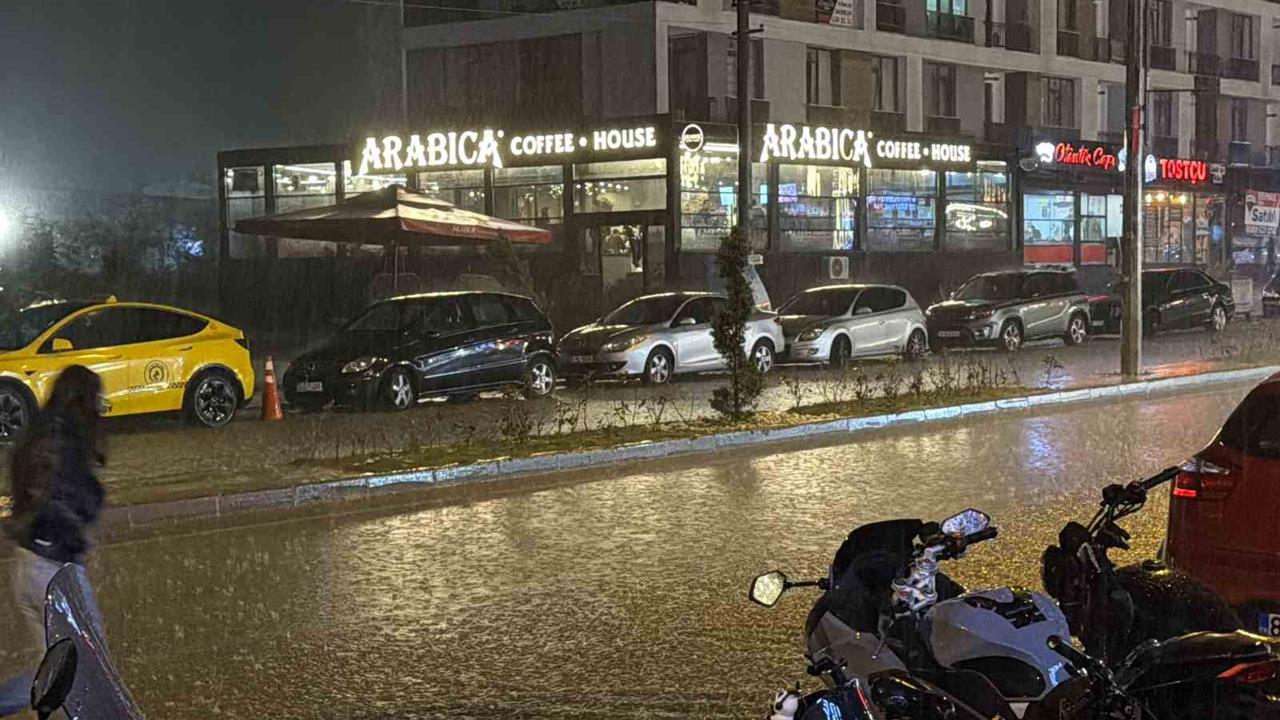 Düzce'de Şiddetli Yağış Sokakları Göle Dönüştürdü