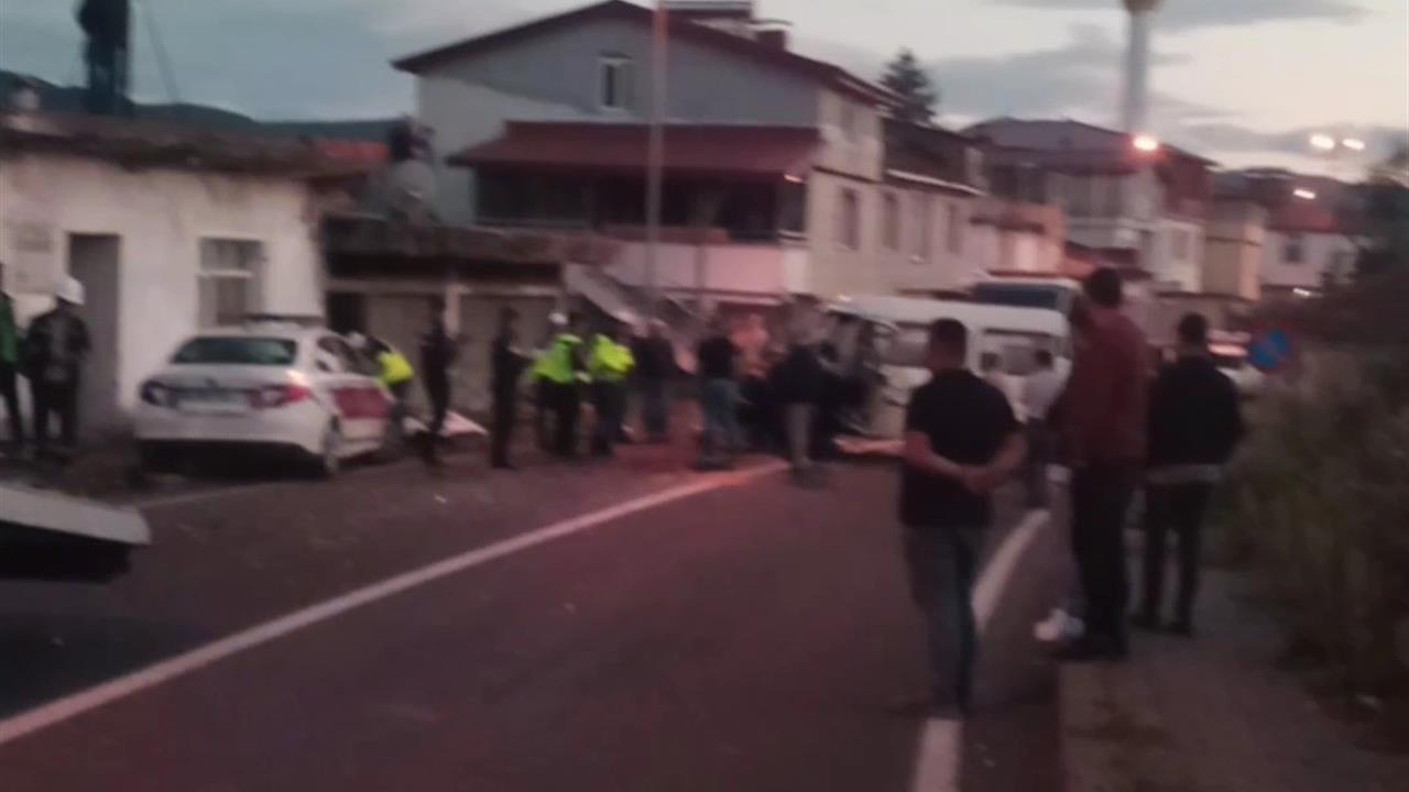 Ordu'da Çekici Kamyonet ile Minibüs Çarpıştı: 3 Yaralı