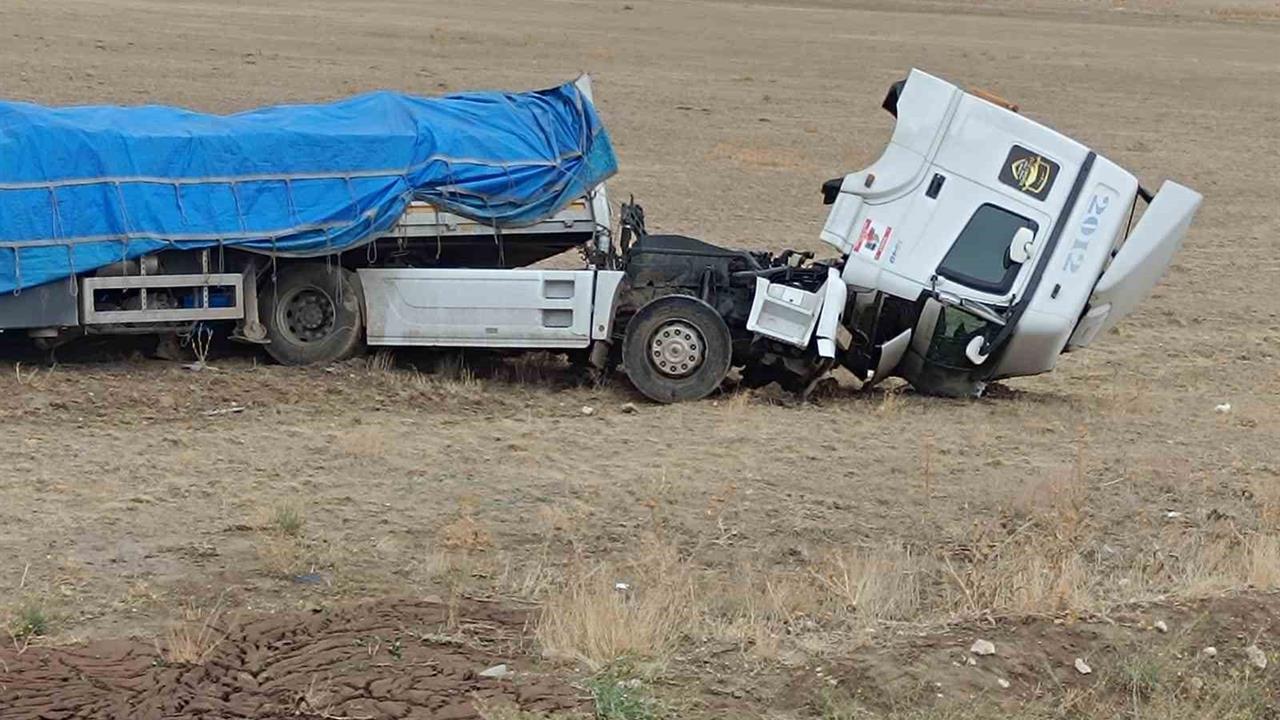 Niğde'de Tır Şarampole Yuvarlandı, Sürücü Sağ Salim Kurtuldu