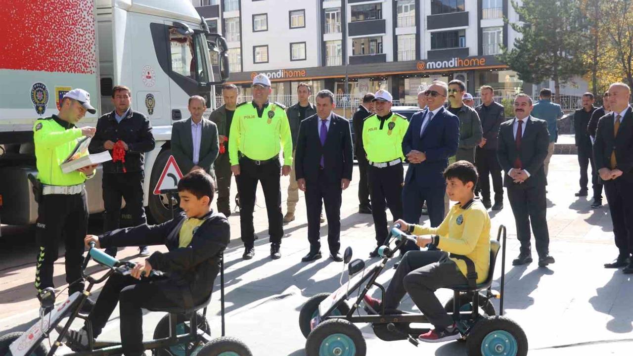 Ardahan’da Trafik Eğitimi: Öğrencilere Mobil TIR ile Eğitim Verildi