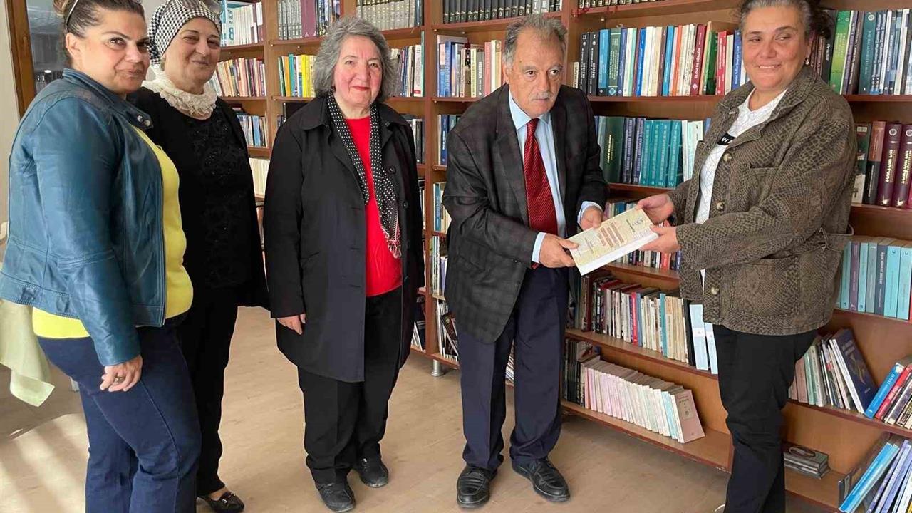 Prof. Dr. Erol Kürkçüoğlu'ndan 800 Kitaplık Bağış Erzurum'da