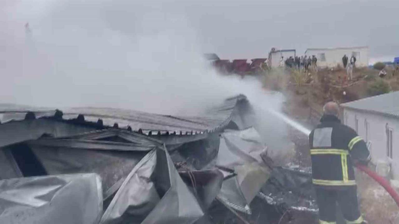 Antakya'da Yangın: Konteyner Yatakhanesi Alev Alev Yandı