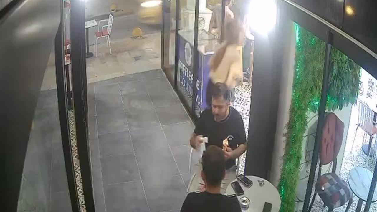 Hatay'da Cam Kapıya Çarpan Kadın Güldürdü