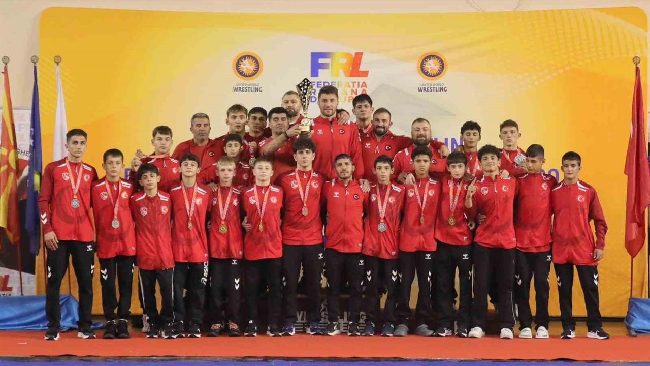 İstanbul'da U15 Güreş Takımlarından Büyük Başarı