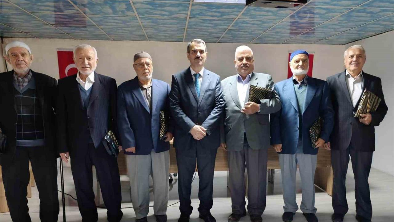 Selendi'de Emekli İmamlar Onurlandırıldı