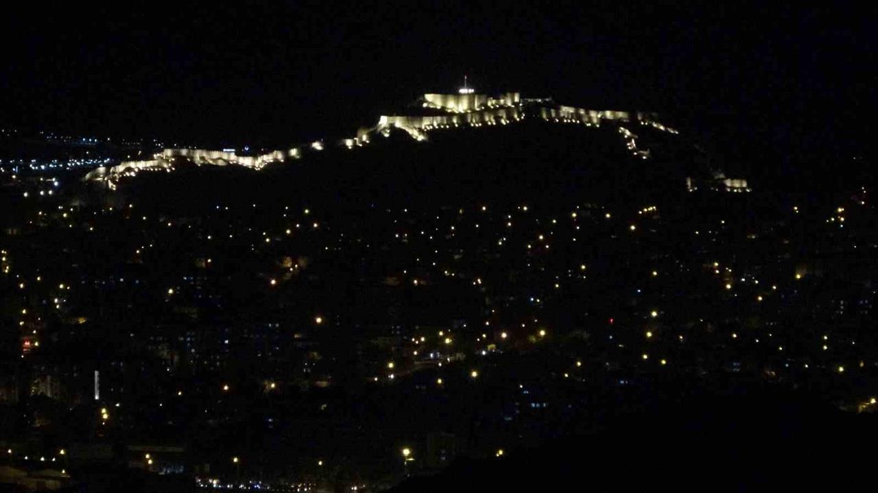 Van'da Günbatımında Eşsiz Manzara Oluştu