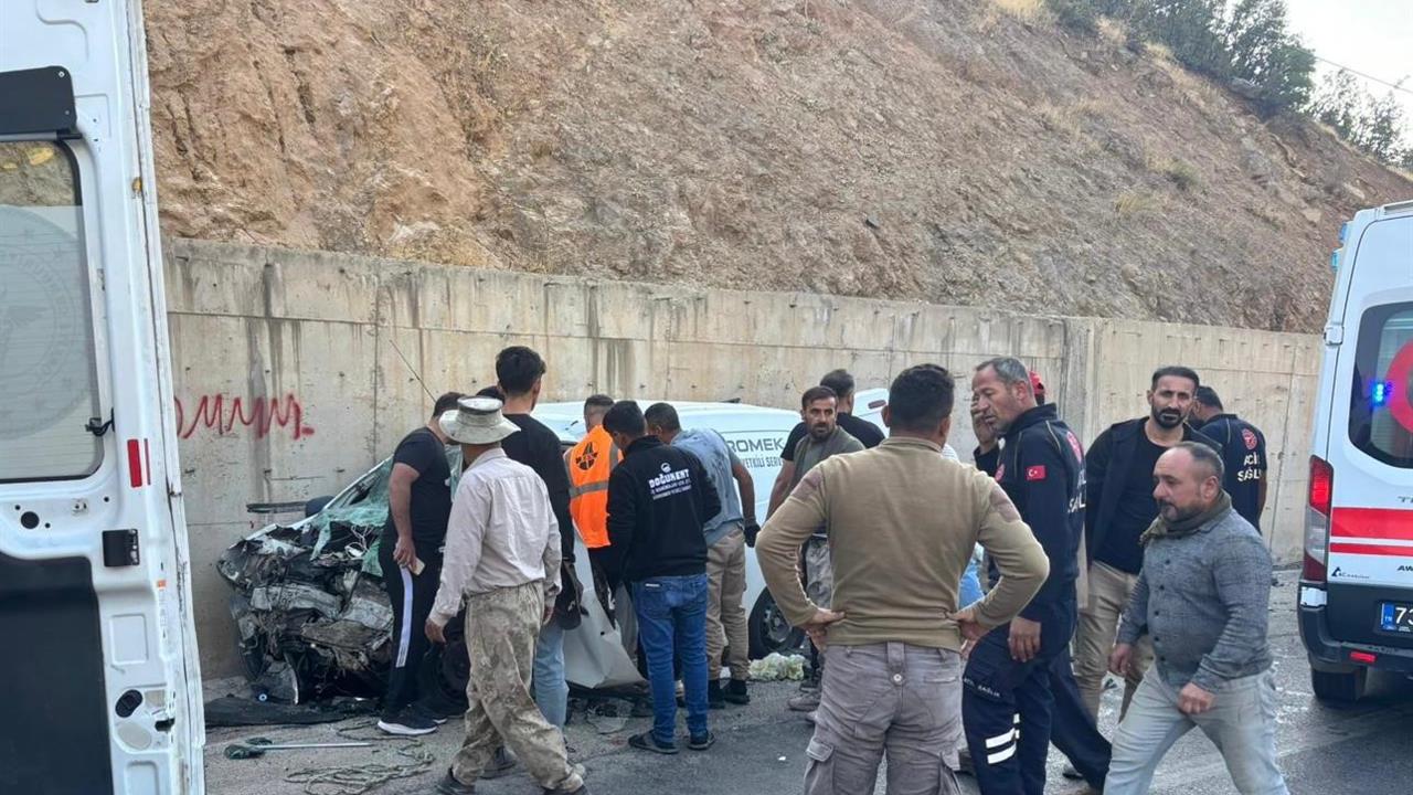 Şırnak’ta Minibüs ile Ticari Araç Çarpıştı: 14 Yaralı