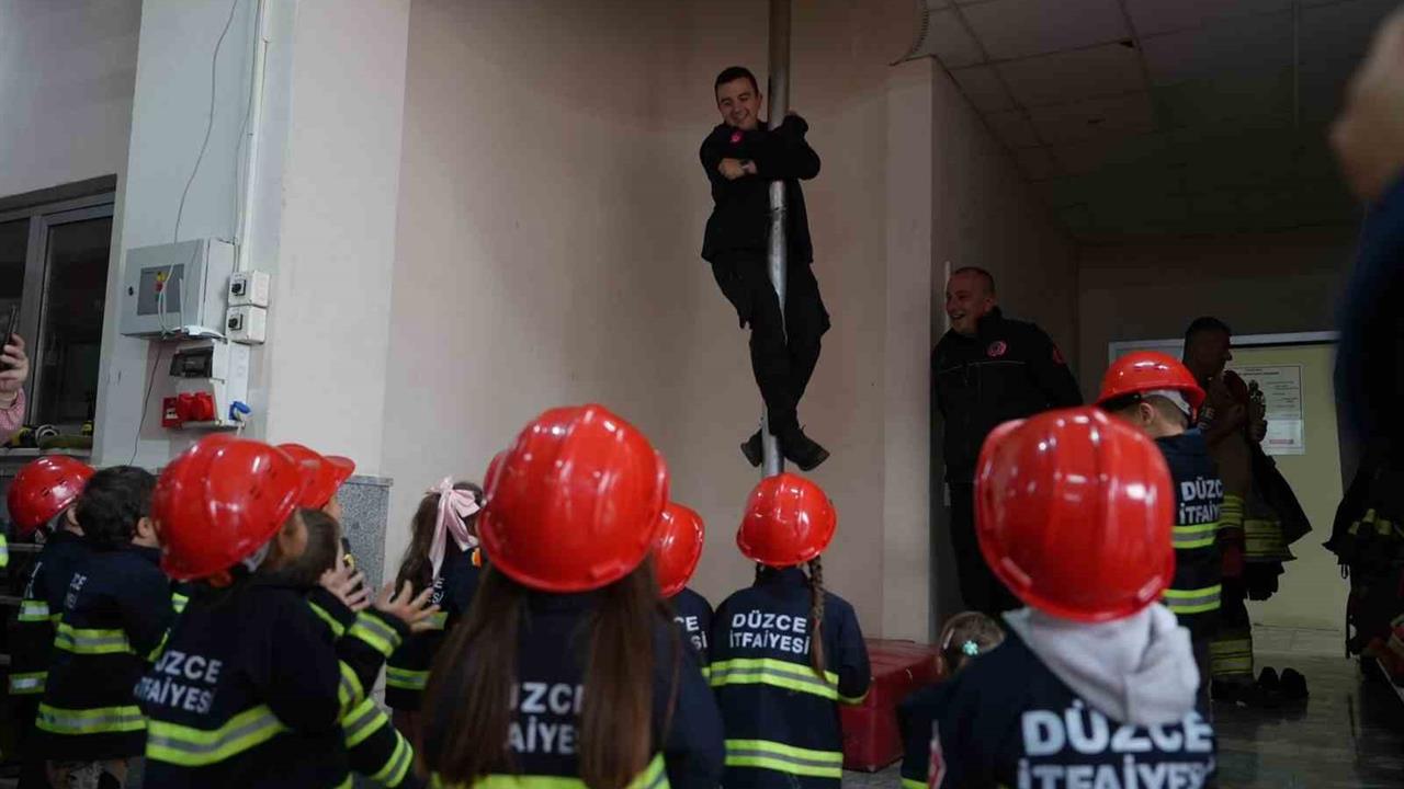 Düzce'de İtfaiye Ziyareti: Minik Öğrenciler Merakla İnceledi