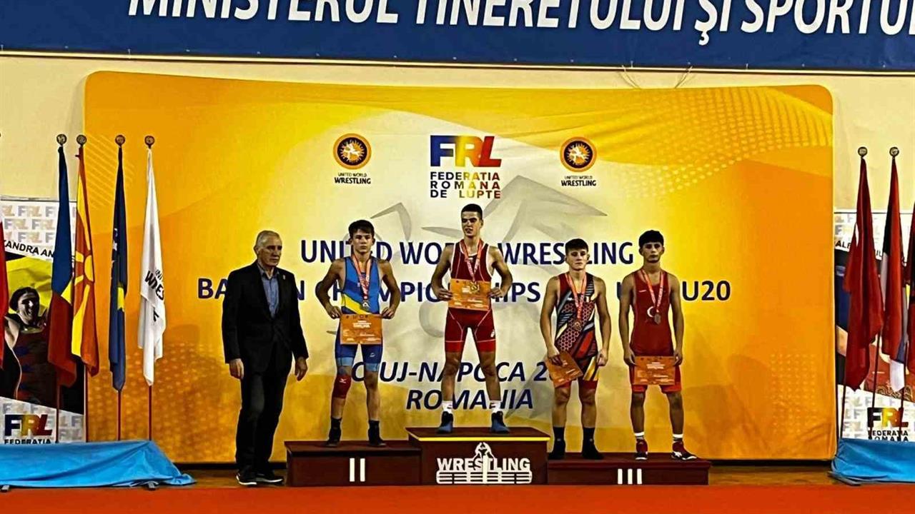 Bursa'da Güreşçilerden İki Madalya Müjdesi