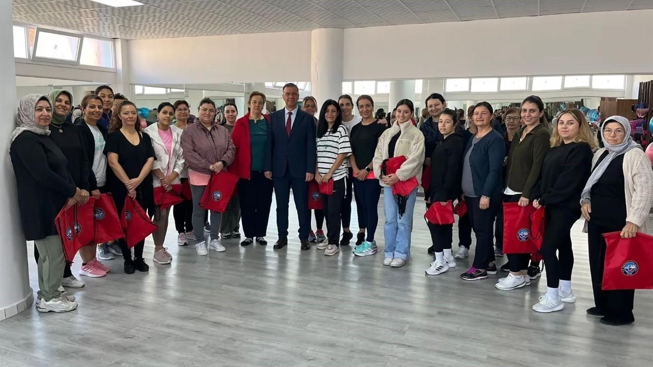 Yenipazar'da Sabah Sporuna Katılan Kadınlara Hediye Verildi