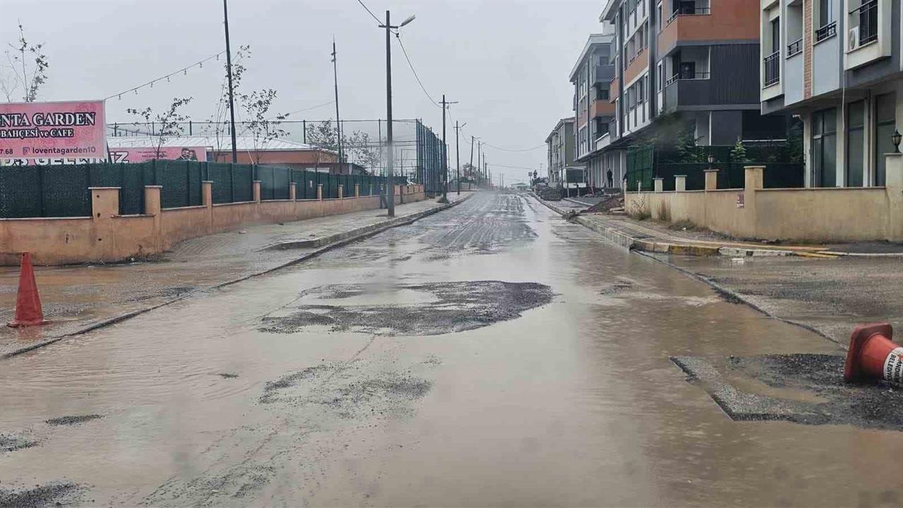 Bandırma'da Sağanak Yağış Hayatı Olumsuz Etkiledi