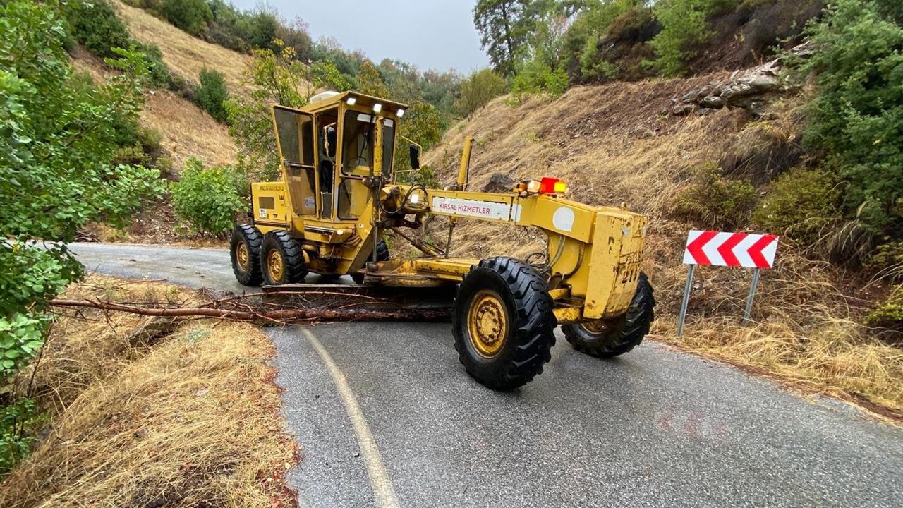 Antalya'da Büyükşehir Belediyesi'nden Yağmur Mesaisi