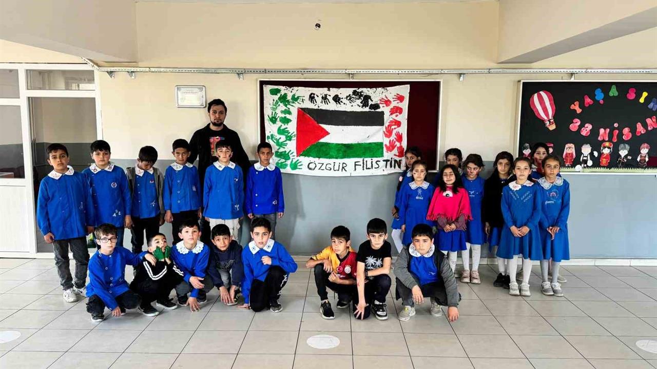 Ağrı'da Minik Öğrencilerden Filistin'e Destek Etkinliği