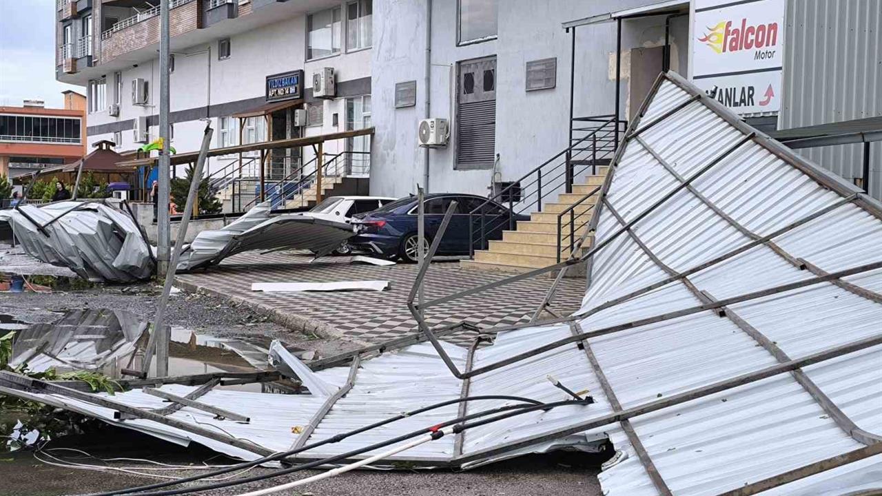 Hatay'da Fırtına Çatı Uçurdu: 2 Araç Zarar Gördü