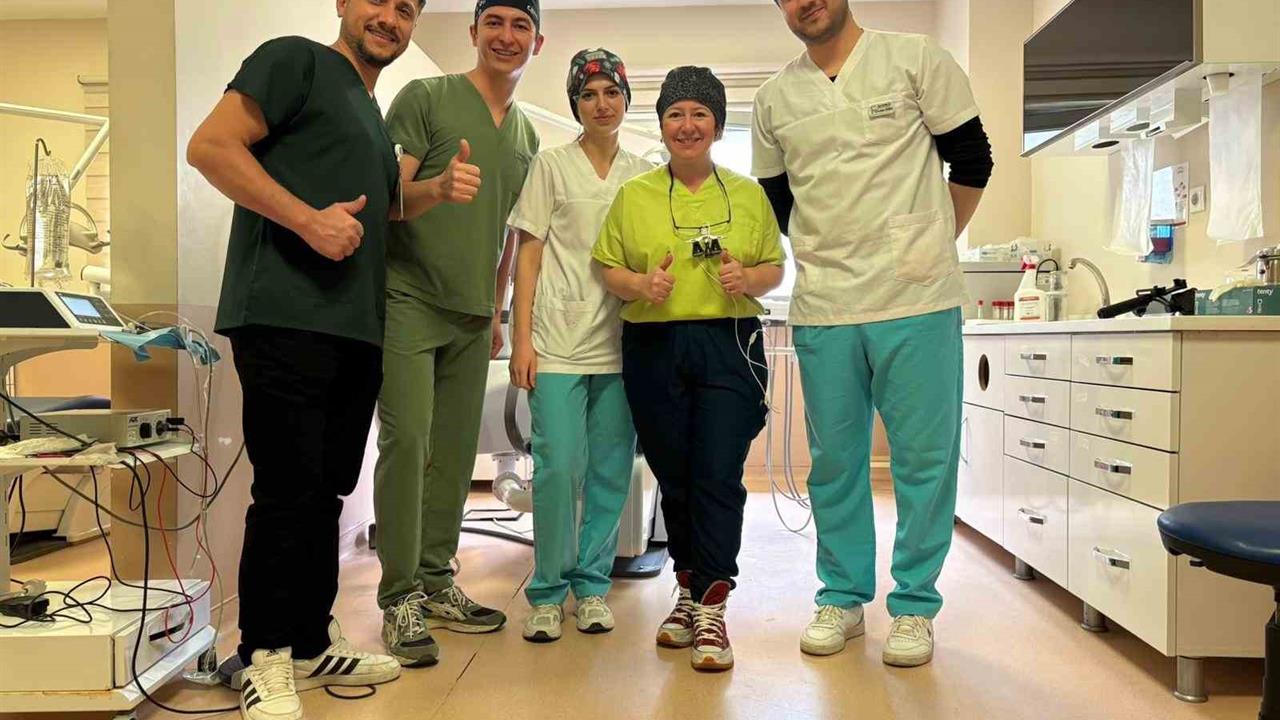 Karabük'te 16 Yaşındaki Hastaya Doğal Diş Nakli Yapıldı