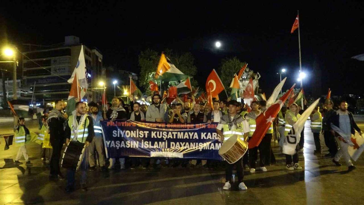 Antalya’da Özgürlük Filosuna Destek Yürüyüşü Düzenlendi