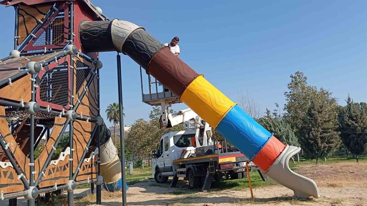 Mersin Akdeniz'de Park Yenileme Çalışmaları: Çocuklar Güvenle Oynayacak