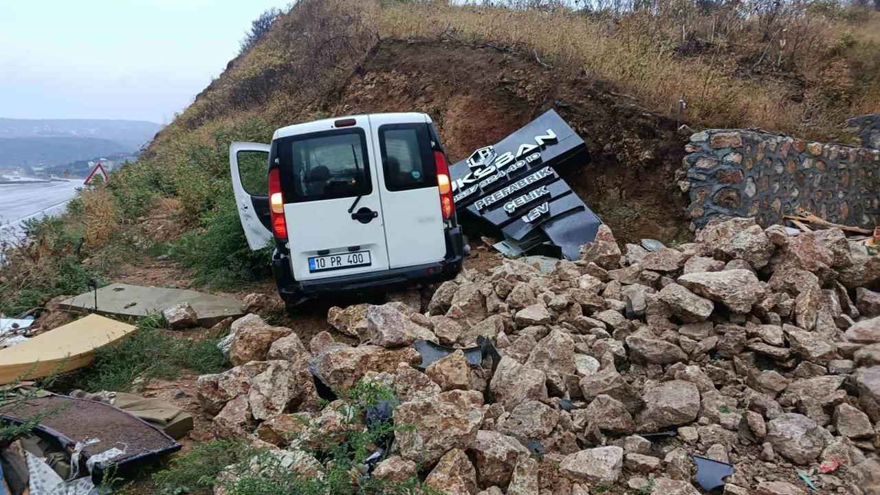 Erdek'te Ticari Araç Duvara Çarptı: Sürücü Yaralı