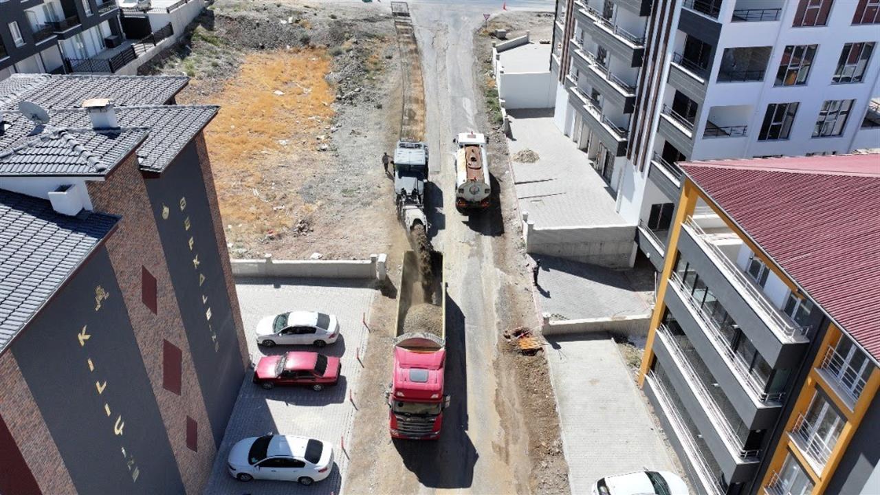 Gölbaşı'nda Asfalt Serim Çalışmaları Devam Ediyor