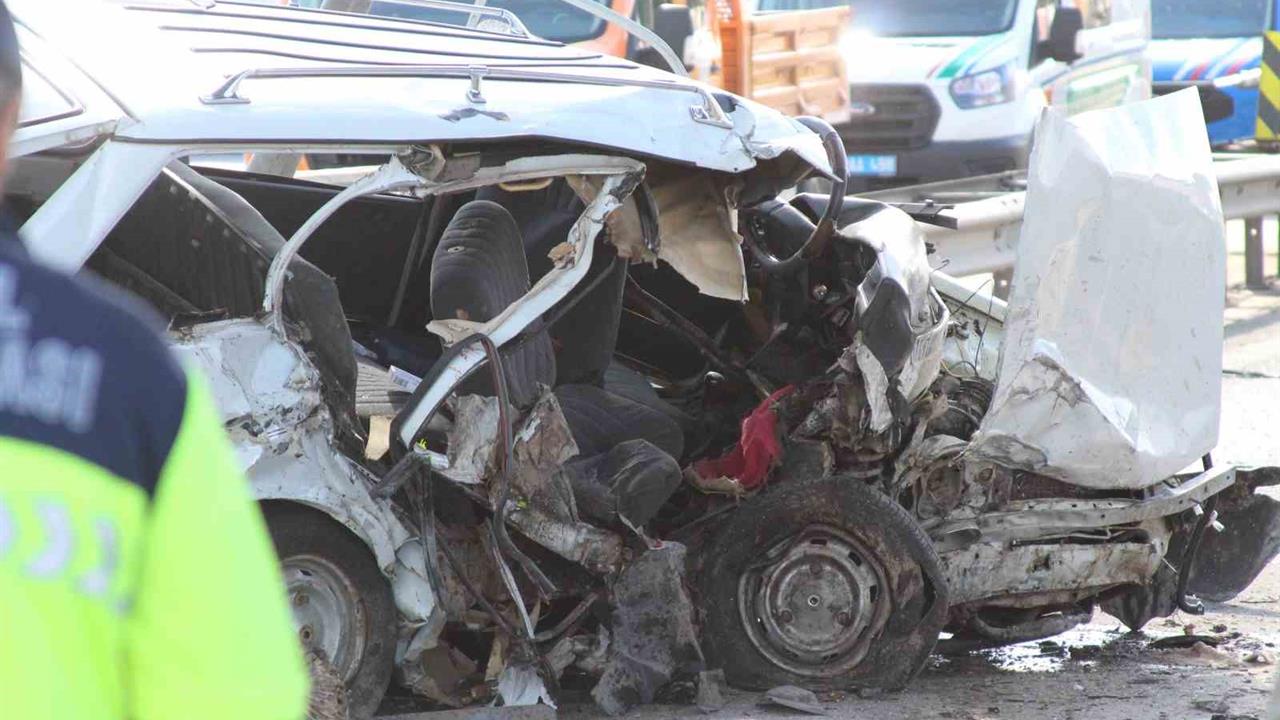 Mersin'de Otoyolda Feci Kaza: 2 Ölü, Otomobil Beton Bariyere Çarptı
