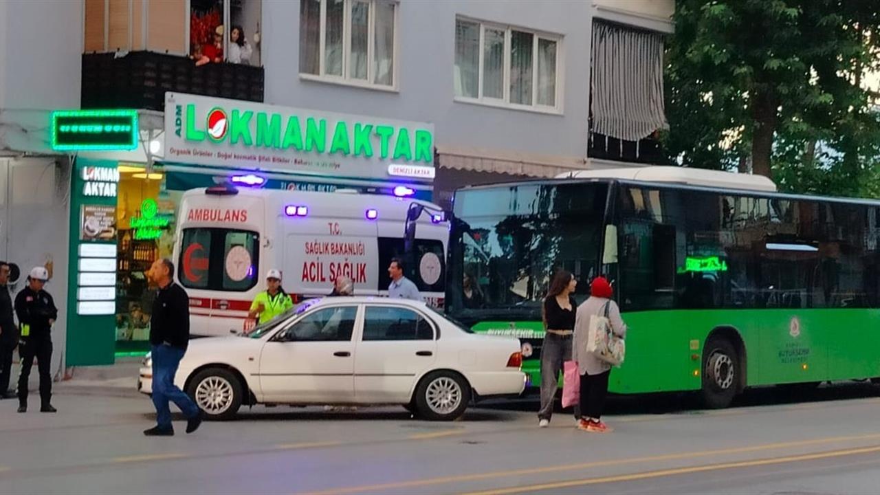 Denizli'de İstiklal Caddesi'nde Otobüs Kazası: 1 Yaralı