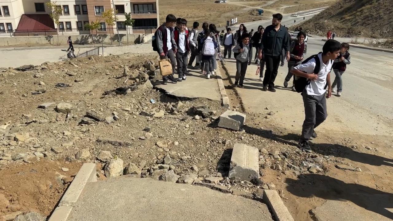 Yüksekova'da Doğalgaz Çalışmaları İlerlemeden Yollar Tahrip Oldu