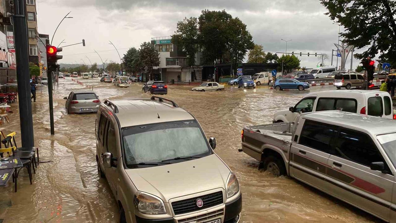 Giresun'da Sağanak Yağış Hayatı Olumsuz Etkiledi