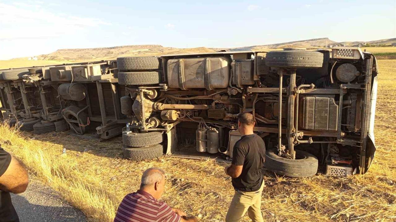 Batman’da Saman Yüklü Tır Yan Yattı: 1 Yaralı