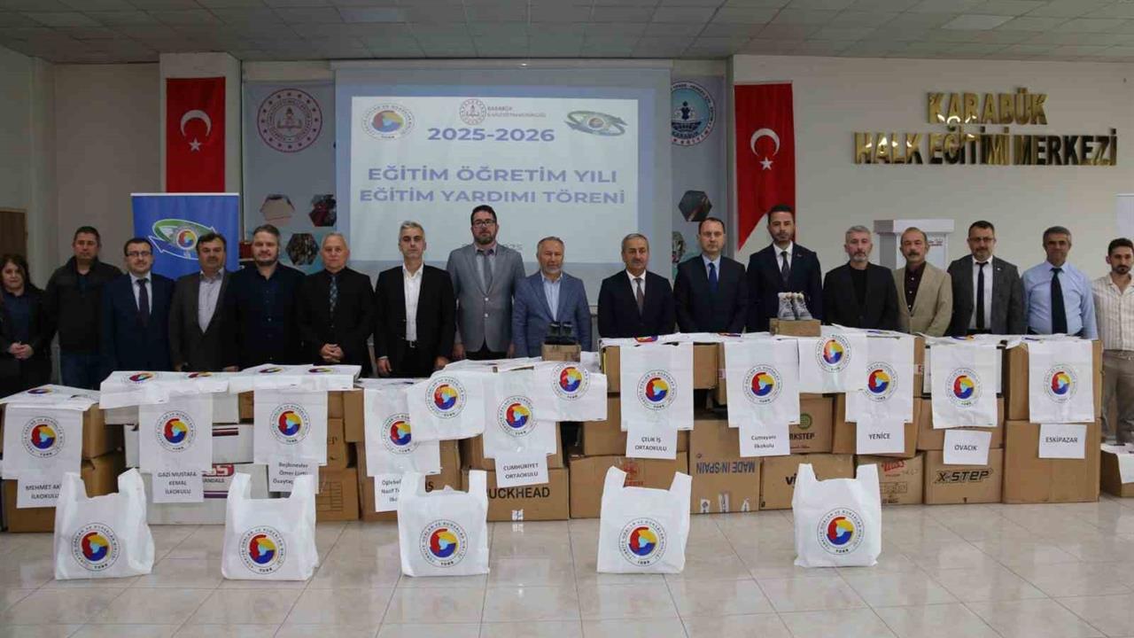 Karabük'te Öğrencilere Kışlık Bot Desteği Verildi