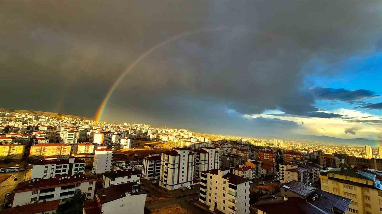 Elazığ'da Gökkuşağı Şöleni Görücüye Çıktı