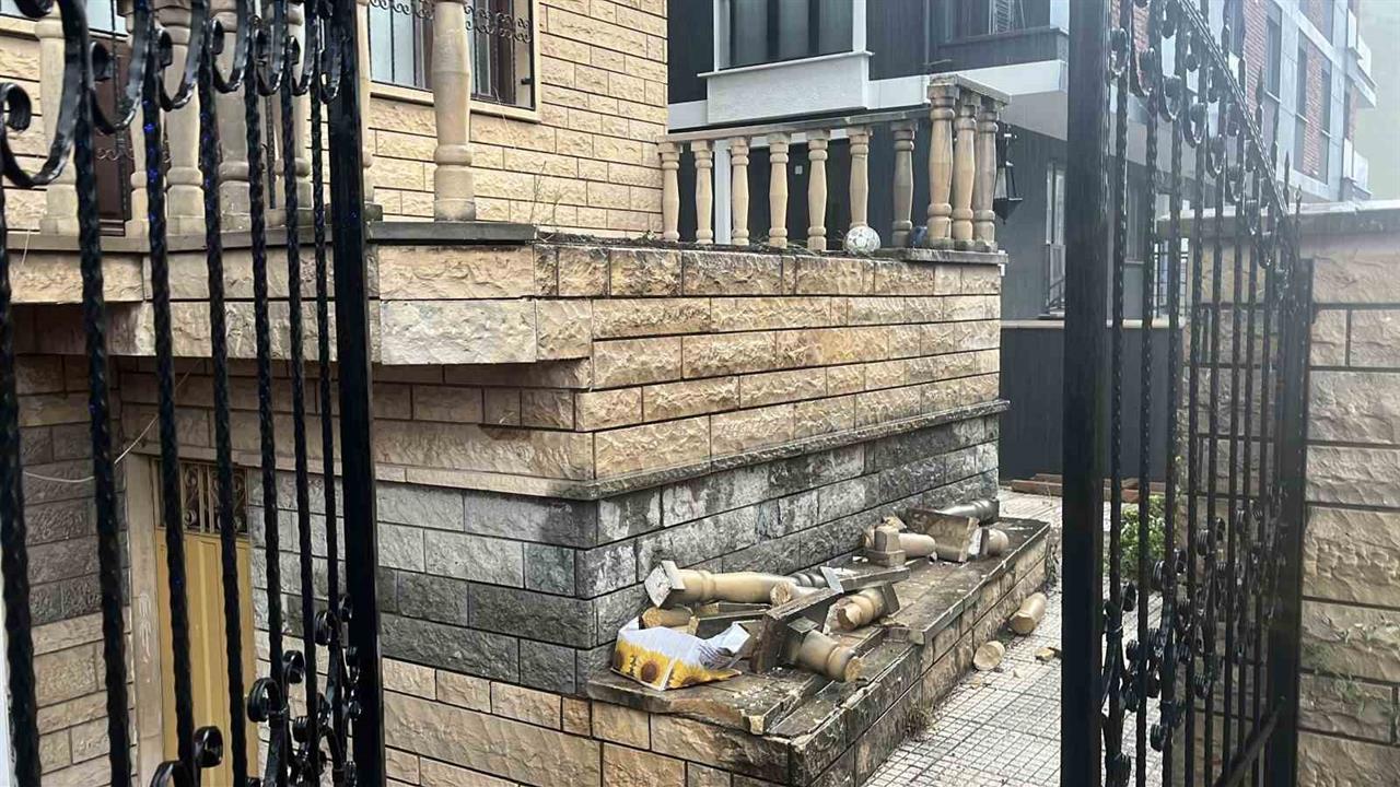 Gebze'de 14 Yaşındaki Çocuğun Üzerine Beton Korkuluk Düştü: Hastaneye Kaldırıldı