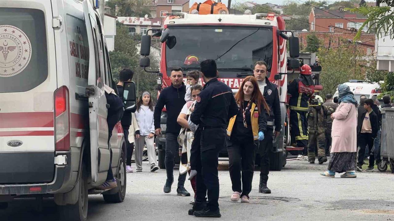 Arnavutköy'de Yangın: 2 Çocuk İtfaiye Ekipleri Tarafından Kurtarıldı