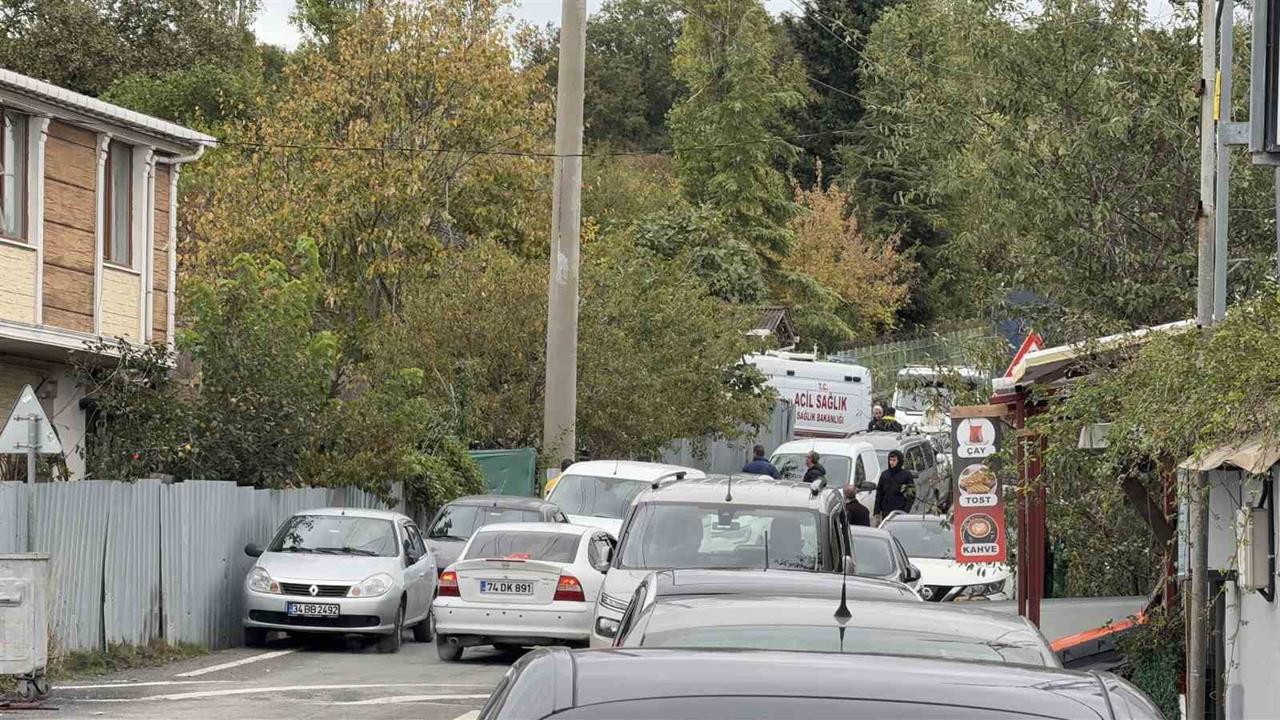 Arnavutköy'de Kamyon Dorse Altında Kalan Adam Hayatını Kaybetti