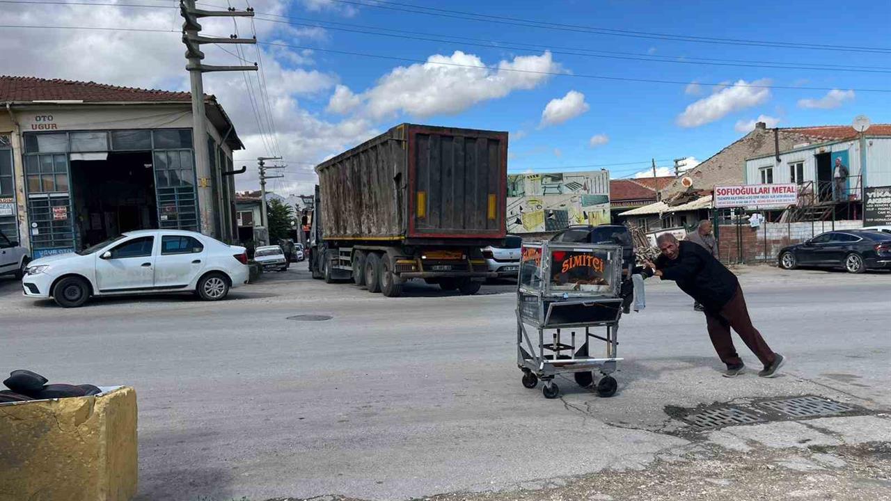Eskişehir'de Simit Satarak Çocuklarını Okutuyor
