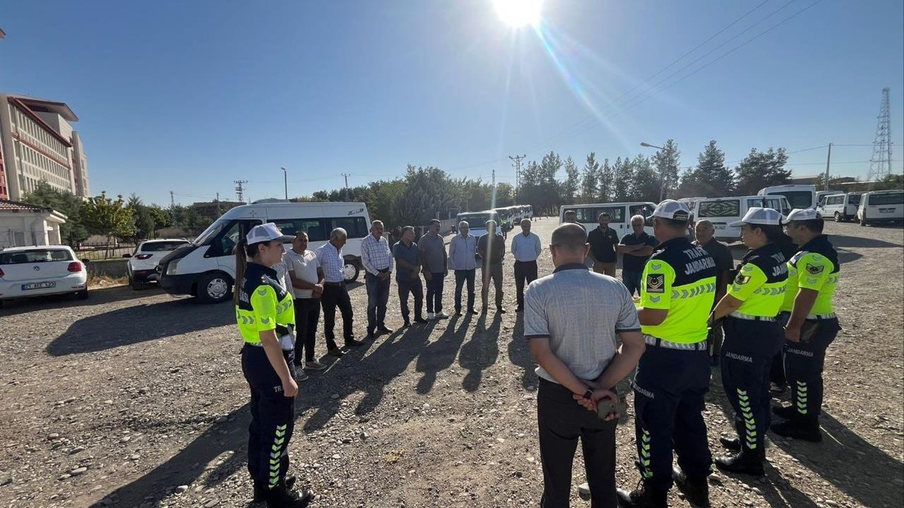 Diyarbakır'da Okul Servis Sürücülerine Trafik Eğitimi Verildi