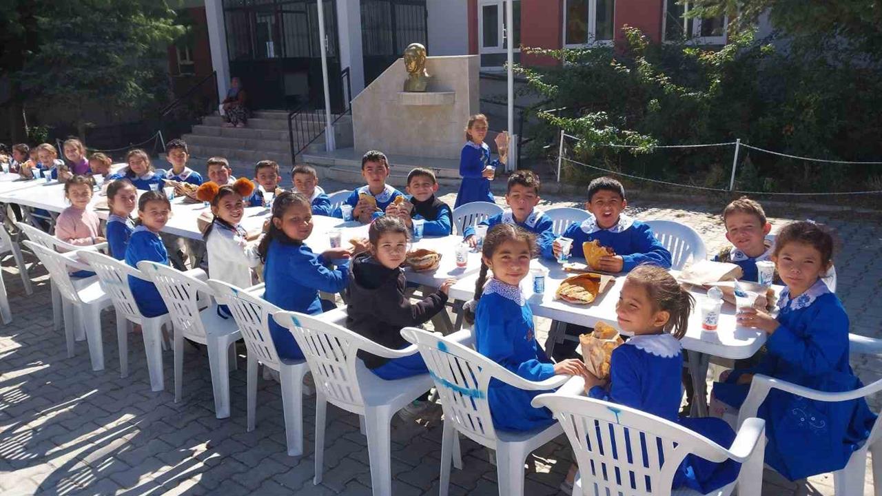 Öğrenciler İçin Sucuk Ekmek Etkinliği Düzenlendi