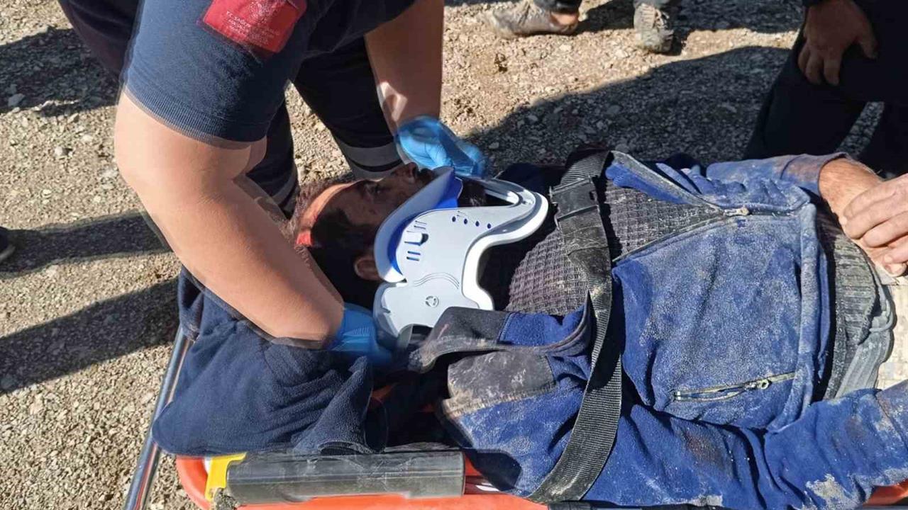 Adana'da Kamyon Uçuruma Yuvarlandı: Sürücü Hayatını Kaybetti