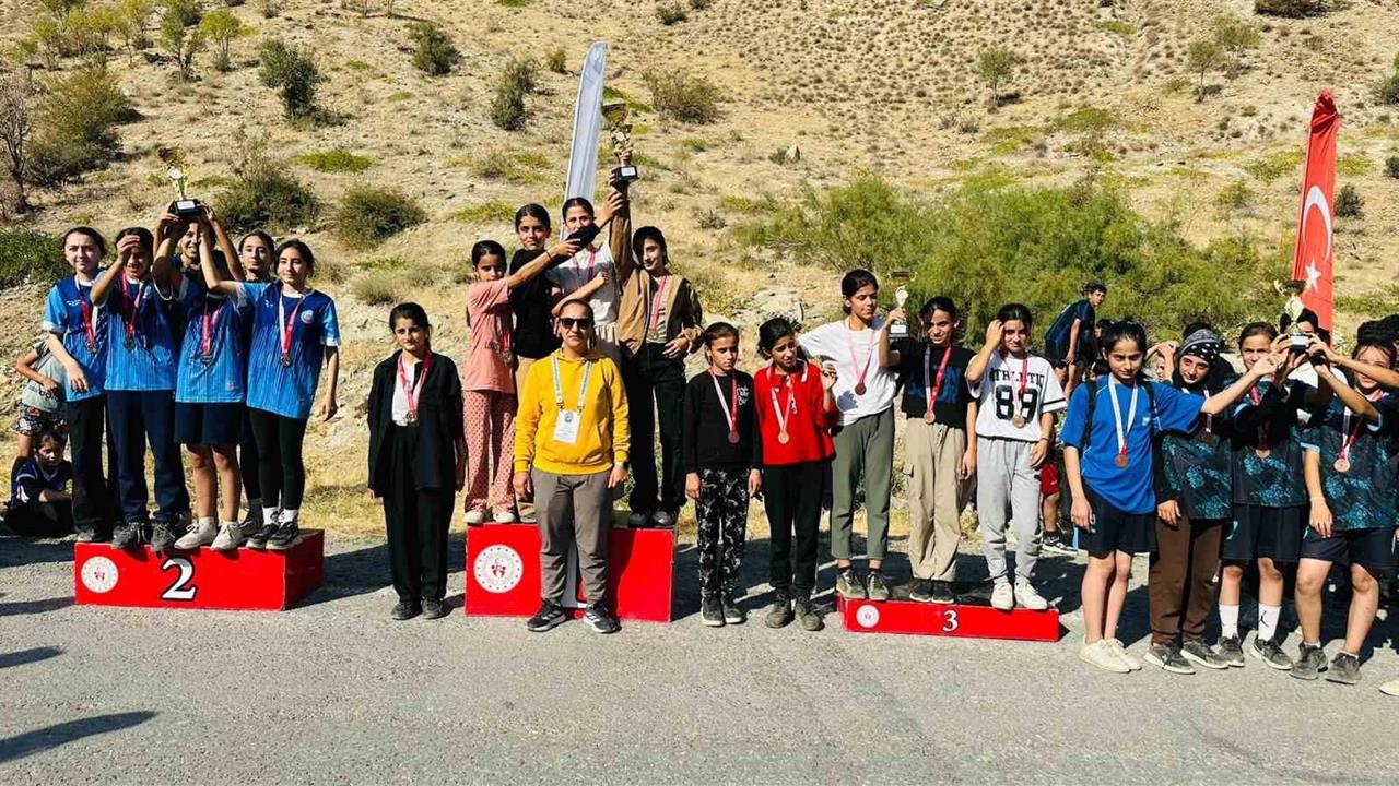 Hakkari'de Okul Sporları Kros Yarışları Yapıldı