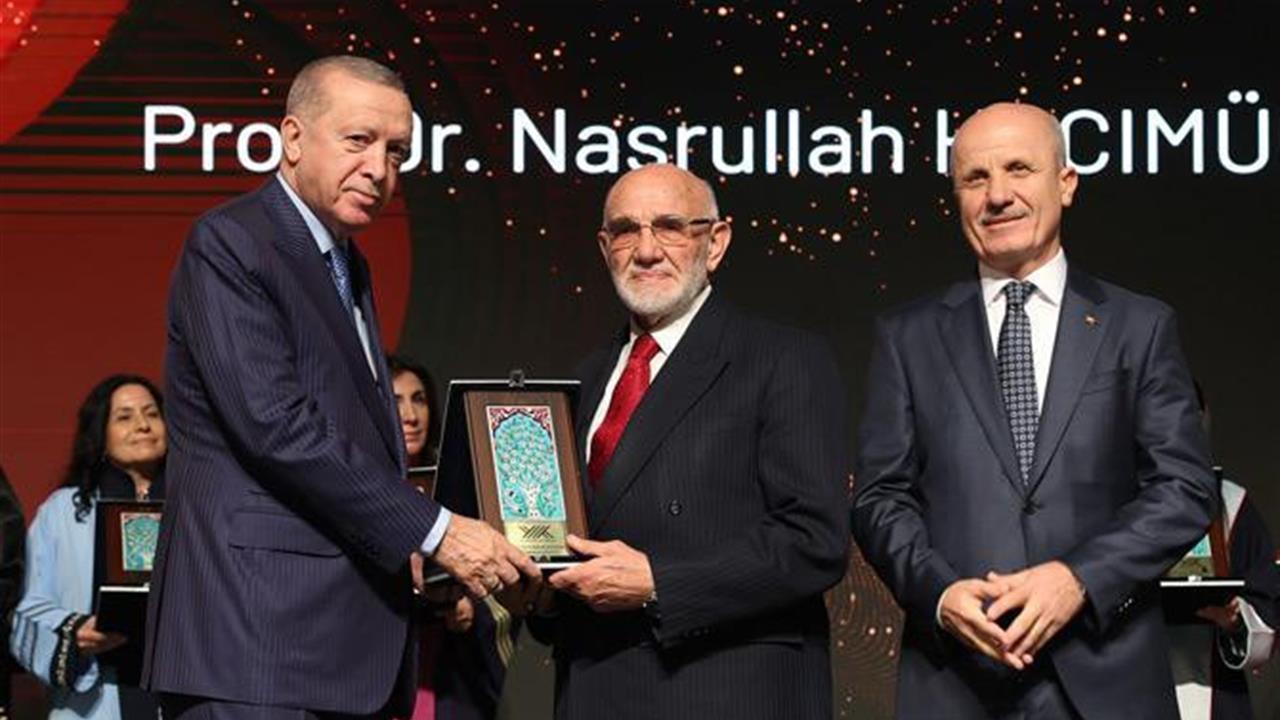 Prof. Dr. Nasrullah Hacımüftüoğlu'na Özel Ödül Verildi