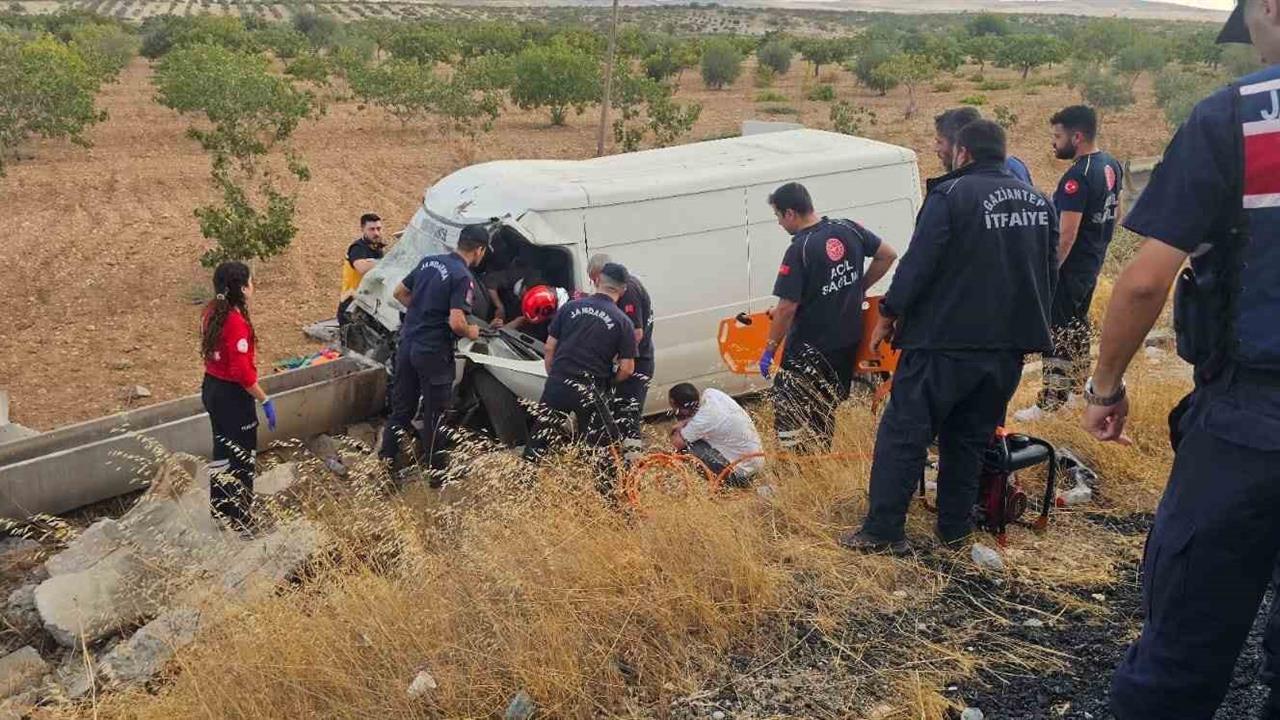 Gaziantep'te Kamyonet Şarampole Uçtu: 2 Yaralı