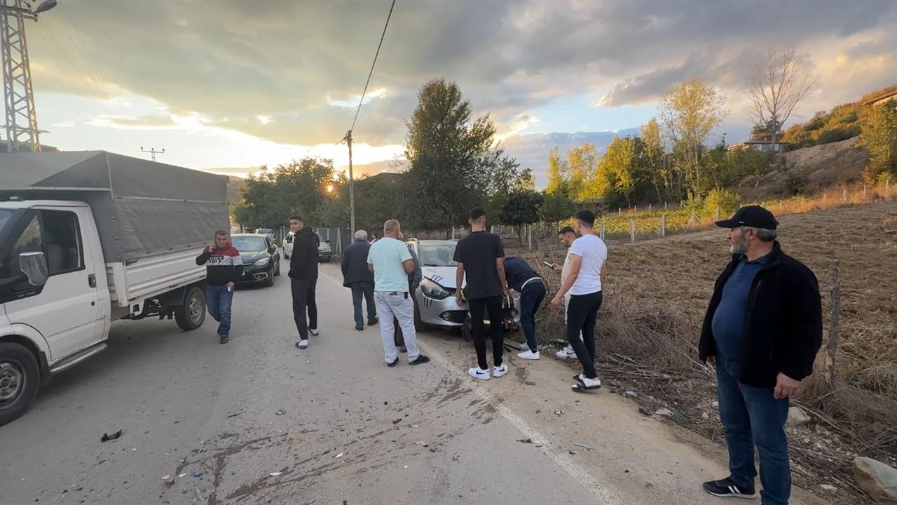 Erbaa'da Minibüs ve Otomobil Çarpıştı: 5 Yaralı