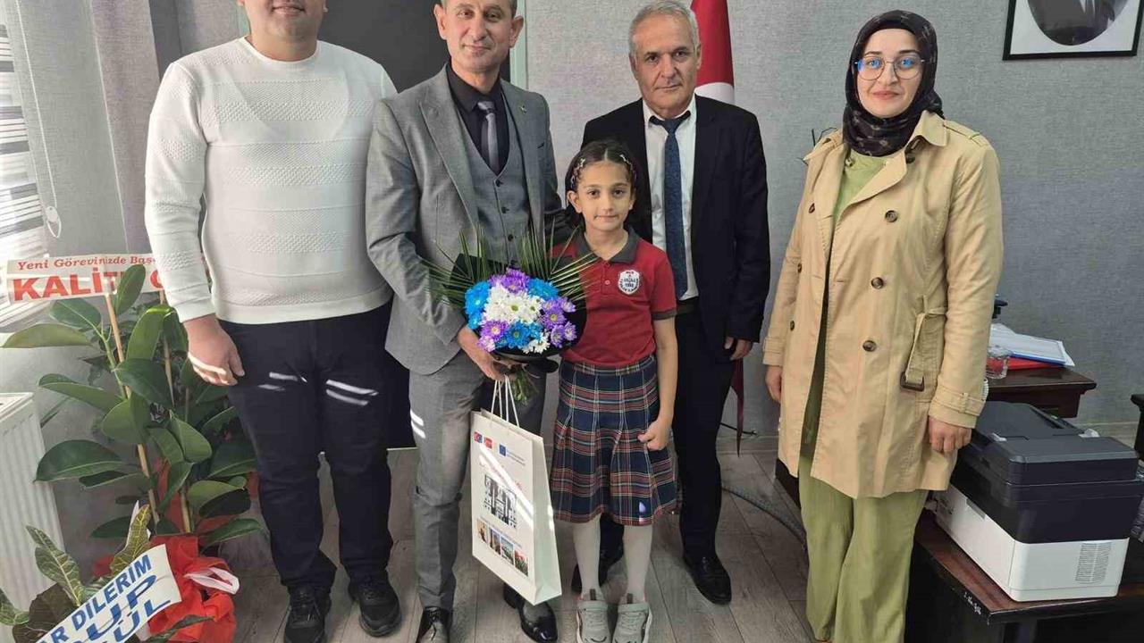 Muş'ta Yüzme Rekoru Kıran Öğrenciye Ödül Verildi