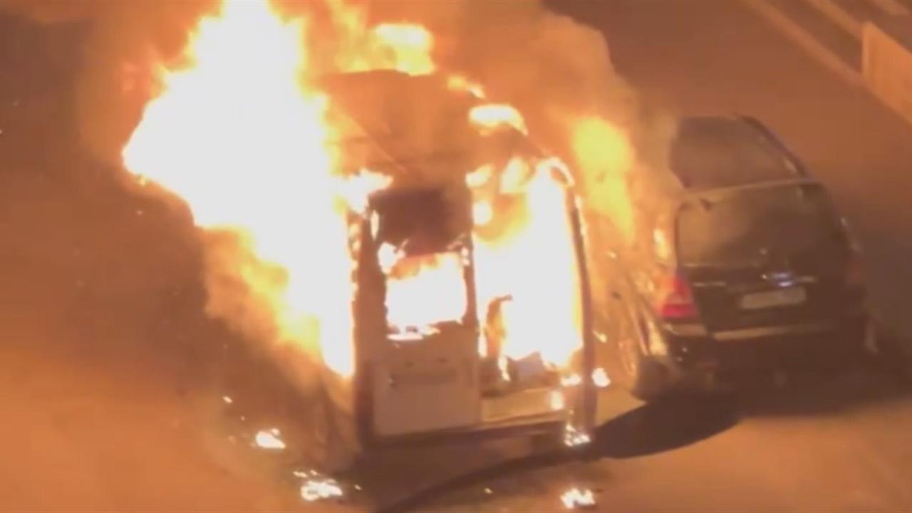 Gaziantep’te Park Halindeki Minibüs Alev Aldı