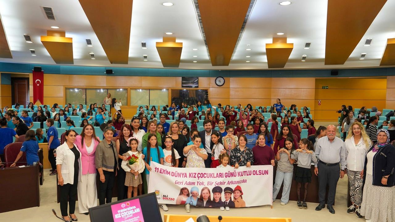 Meclis Koltuklarında Bu Kez Kız Çocukları Vardı