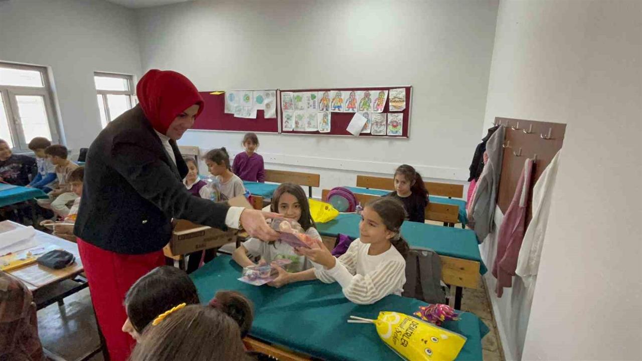 Diyarbakır'da Muhtar Dilek Demir'den Kız Çocuklarına Hediyeler