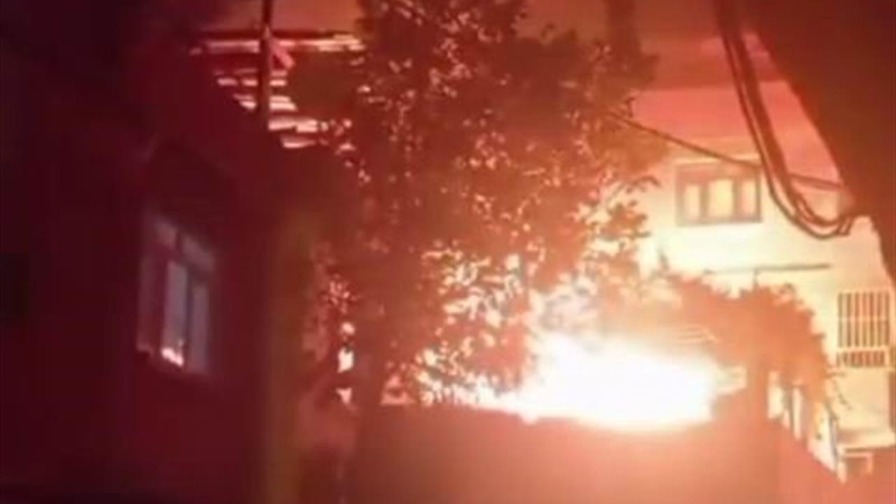 Diyarbakır'da Korkutan Yangın: Bina Kullanılamaz Hale Geldi