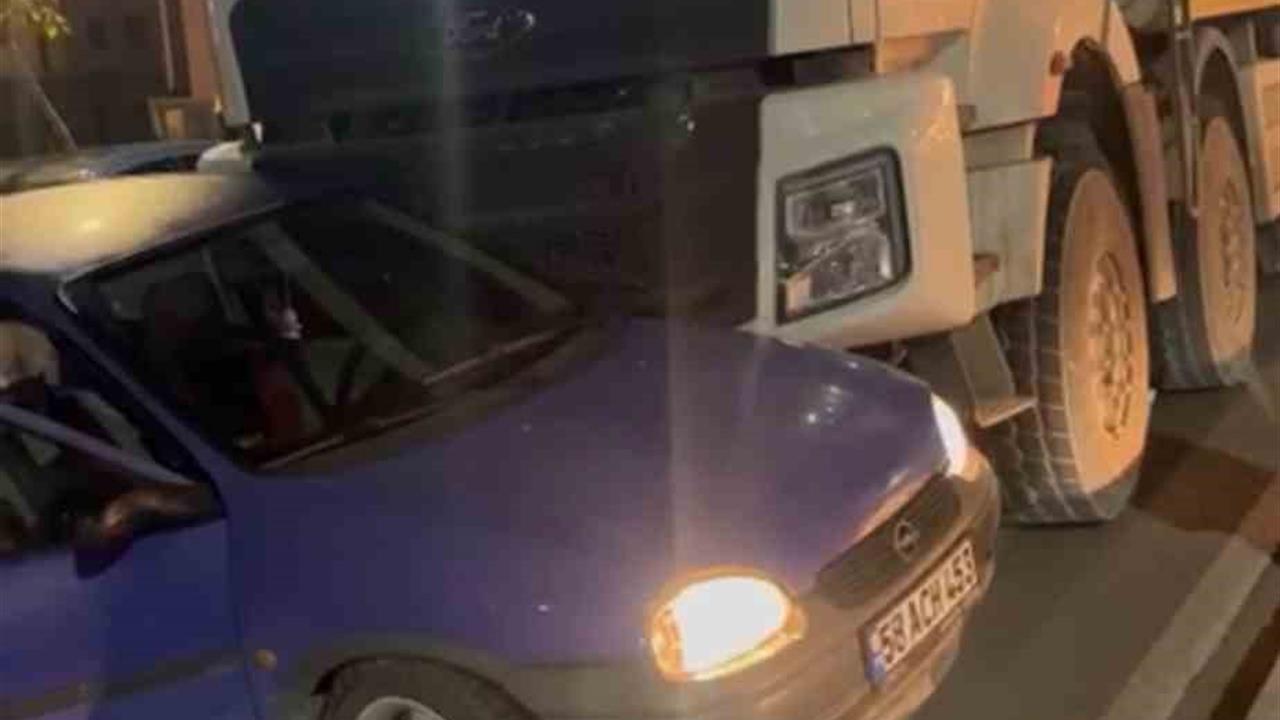 Sivas’ta Kamyon Otomobile Çarptı: 1 Yaralı