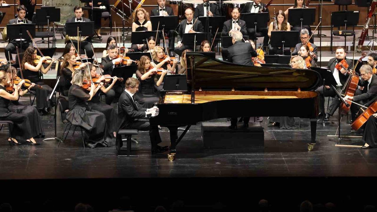 İstanbul'da Devlet Senfoni Orkestrası Sezonu Açtı