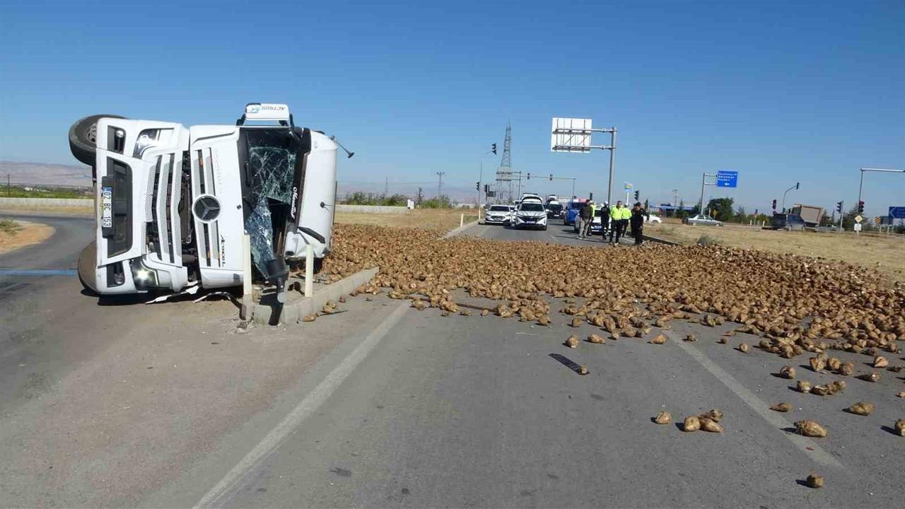Malatya'da Pancar Yüklü Tır Devrildi: 1 Yaralı